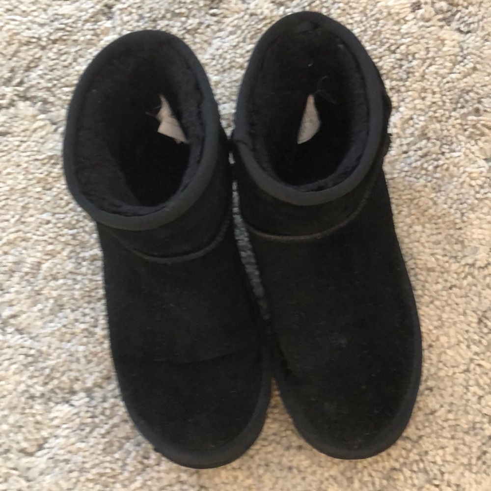 Women’s Ugg Sz 5 Black Low Cut